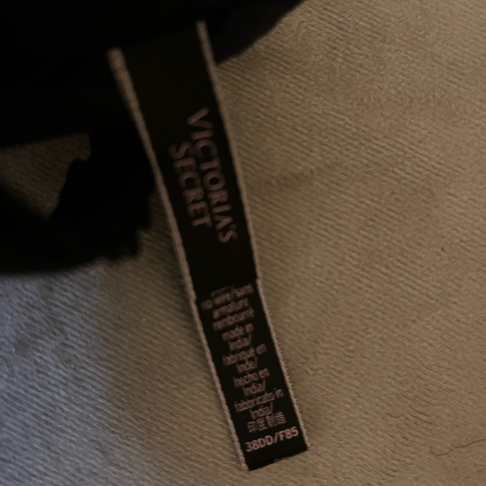 Victoria’s Secret Body By Victoria Lined Wire Padded W/ Black Lace - Black 38DD - Picture 3 of 3